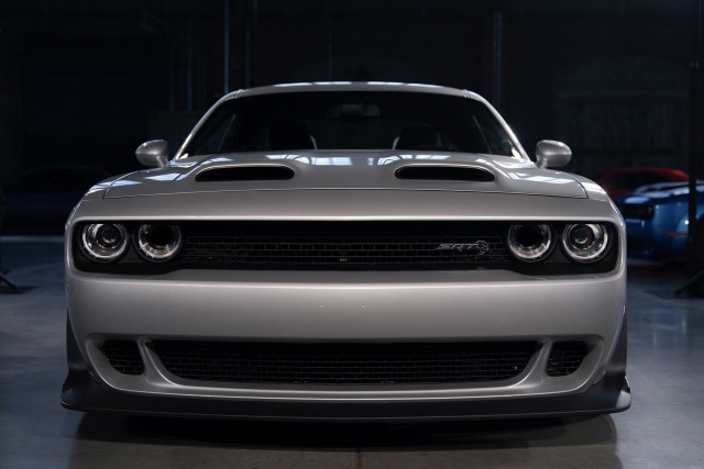 2020-dodge-challenger-exterior-gallery-front-grill-grey-srt_65cf2a90cb6782bb31fe23df806f48c9-1920x1280